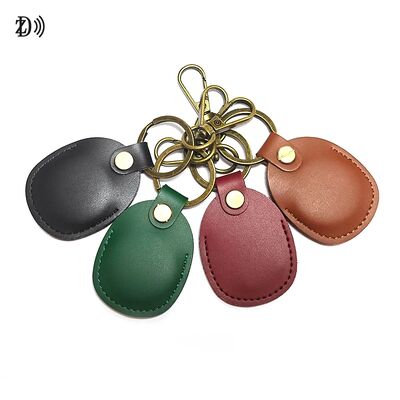 Upscale Keyfob Embossed Customized Keychain Trwały wodoodporny 13,56MHz NFC Key Tag Skóra Keyfob Noszalny NFC RFID Keyfob