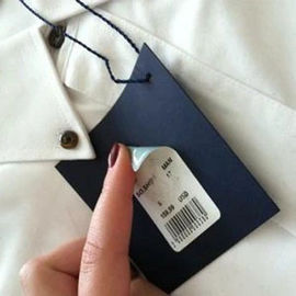 Papierowa wkładka samoprzylepna UHF Tag RFID, naklejka odzieżowa Etykieta odzieżowa do śledzenia odzieży